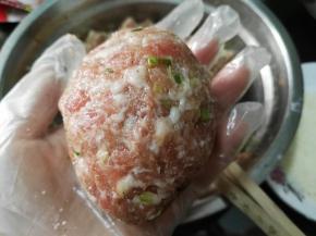 肉末包裹住鸡蛋
