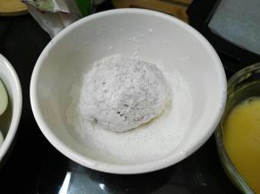 包好的鸡蛋滚上面粉