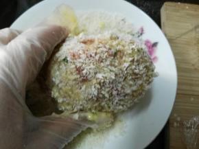 黏上面包糠，苏格兰蛋做好了