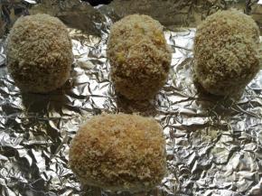 依次将做好的苏格兰蛋放烤盘待烤(我是先做一个苏格兰蛋尝一下味道，因此这里只有四个了)，此时可以预热烤箱200度6分钟