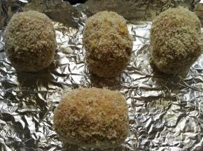 依次将做好的苏格兰蛋放烤盘待烤(我是先做一个苏格兰蛋尝一下味道，因此这里只有四个了)，此时可以预热烤箱200度6分钟