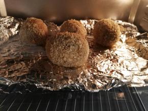 装有苏格兰蛋的烤盘放入预热的烤箱，200度、中下层、25分钟