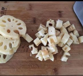藕洗净，先切块，再切丁。