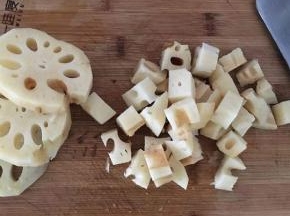 藕洗净,先切块,再切丁。