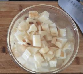 藕丁放入冷水中浸泡，去泥沙和淀粉。