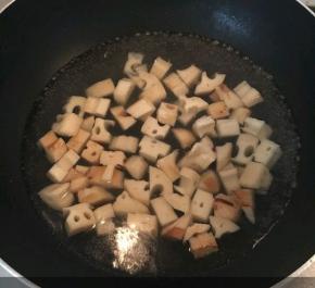 锅内烧开水，放入藕丁焯水十分钟至熟透。
