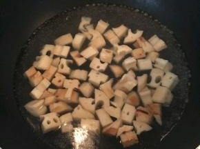 锅内烧开水,放入藕丁焯水十分钟至熟透。