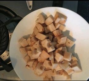 藕丁沥干水分，备用。