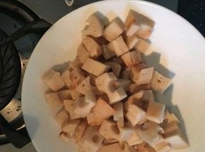 藕丁沥干水分,备用。
