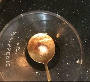 最后加入一点食盐。糖醋汁好了。