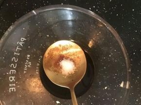 最后加入一点食盐。糖醋汁好了。