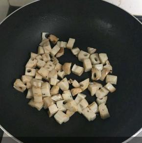 热锅凉油，倒入藕丁翻炒。
