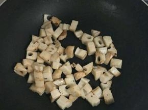 热锅凉油,倒入藕丁翻炒。