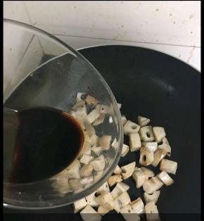 倒入糖醋汁翻炒均匀。