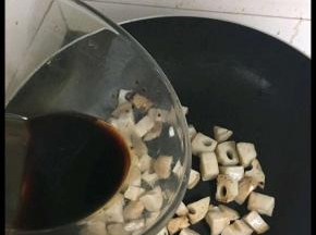 倒入糖醋汁翻炒均匀。