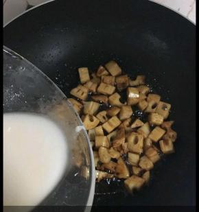 出锅之前倒入水淀粉勾芡。