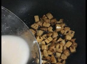 出锅之前倒入水淀粉勾芡。