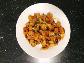 酸甜脆口的糖醋藕丁上桌。