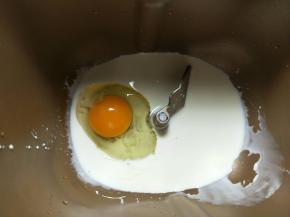 面包机先放鸡蛋、淡奶油和牛奶。