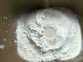 再放低粉，挖个洞放酵母。