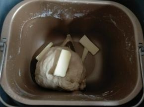 启动揉面程序20分钟后加黄油继续揉15分钟。