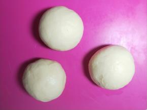 滚圆分成三份，盖上保鲜膜。