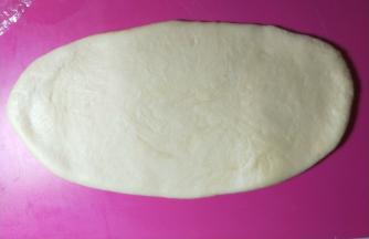 取一份面团擀成舌状。