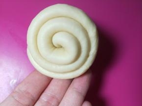 从上往下卷起来，2.5圈为宜。