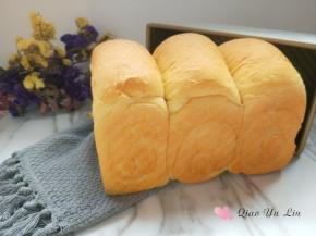一次发酵的淡奶油吐司。