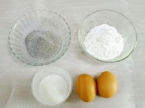 准备好材料，鸡蛋是60g以上的，黑米用料理机打碎过筛