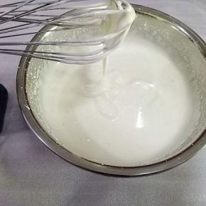 用打蛋器低速打发全蛋，等到鸡蛋糊变细腻时转高速打发，打至滴落的鸡蛋糊纹路不容易消失，打蛋器上的鸡蛋糊不容易滴落即可