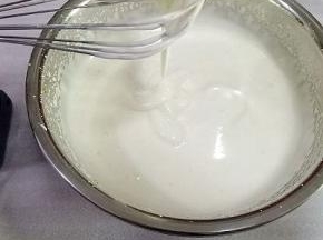 用打蛋器低速打发全蛋，等到鸡蛋糊变细腻时转高速打发，打至滴落的鸡蛋糊纹路不容易消失，打蛋器上的鸡蛋糊不容易滴落即可