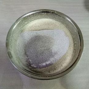 筛入混合好的面粉（先将黑米粉，糯米粉，低粉混合在一起）