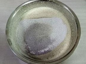 筛入混合好的面粉（先将黑米粉，糯米粉，低粉混合在一起）