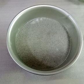 用刮刀上下翻拌均匀至无干粉状态，倒入模具中