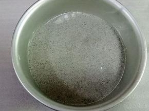 用刮刀上下翻拌均匀至无干粉状态，倒入模具中