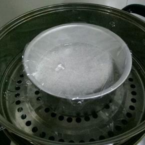 开水上锅，盖上一层保鲜膜，大火蒸25分钟，关火后焖15分钟