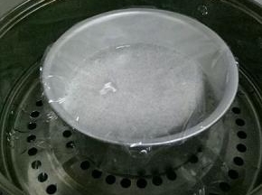 开水上锅，盖上一层保鲜膜，大火蒸25分钟，关火后焖15分钟