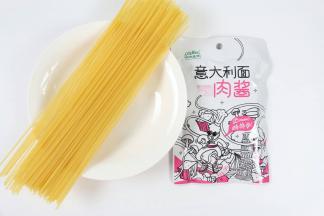 准备的食材：意面100克意大利面肉酱。