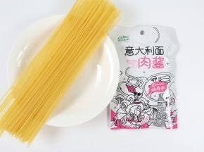 准备的食材：意面100克意大利面肉酱。