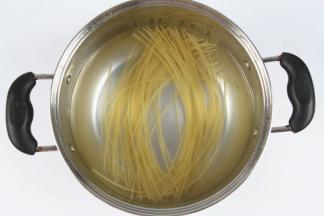 
锅中的水加热，加入适量的盐，食用油，水开后放入意面，用筷子搅拌下避免粘锅。