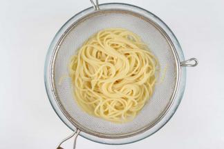 
煮熟后的意面捞起，沥干水份。