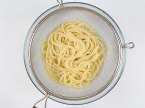 
煮熟后的意面捞起，沥干水份。