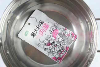 肉酱放入开水中加热3分钟左右。