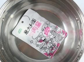 肉酱放入开水中加热3分钟左右。