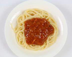 加热后的肉酱浇在意面上，就可以了。