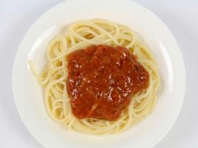 加热后的肉酱浇在意面上，就可以了。