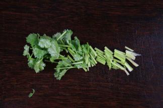 
香菜清洗干净，切小段。