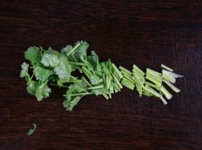 
香菜清洗干净，切小段。