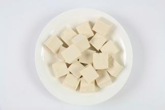 豆腐冲洗干净后切成小块。